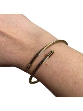 New unbranded gold twist bangle adjustable size 7 bracelet womens classic NWOT
